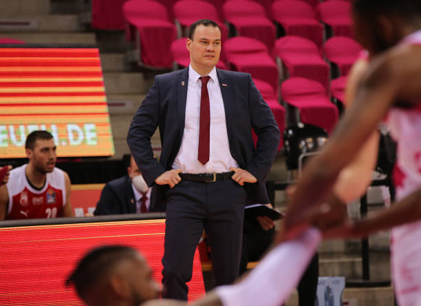 他的表现并 他的表现并